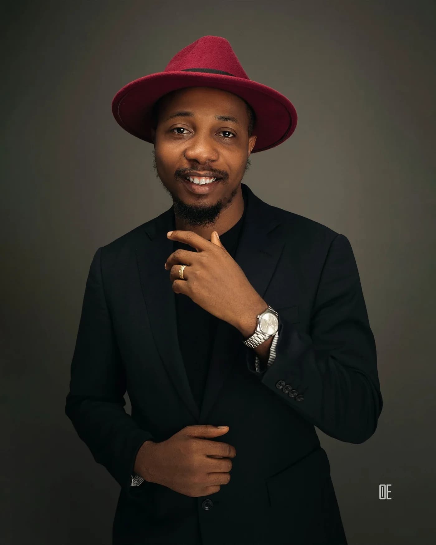Black blazer worn with a burgundy fedora